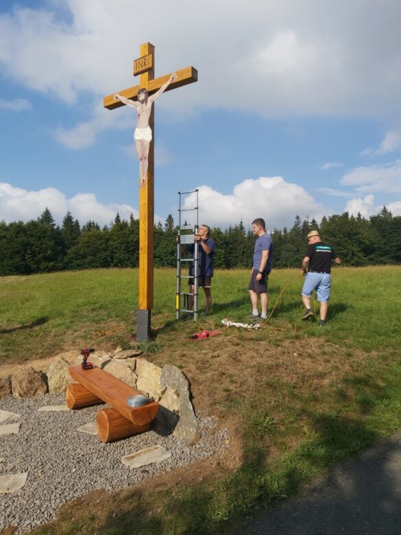 Obnova kříže pod Karlštejnem