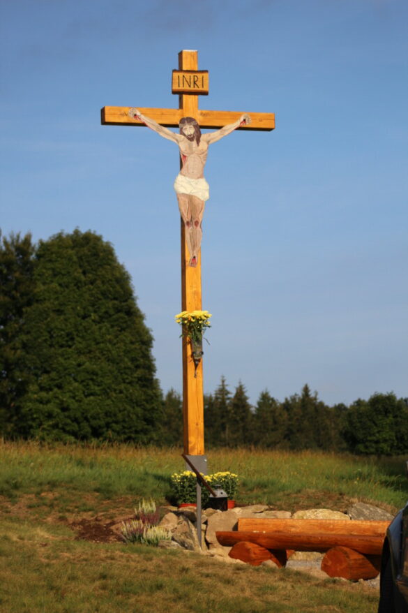 Obnova kříže pod Karlštejnem